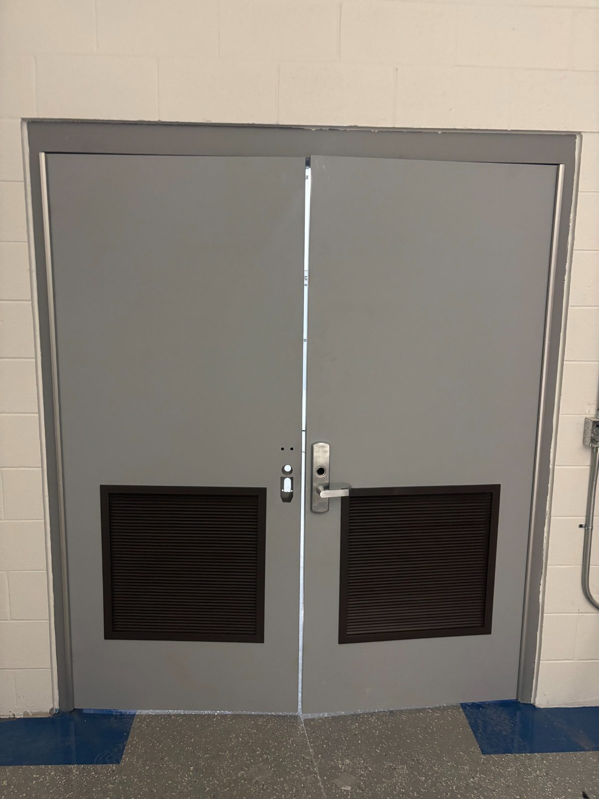 Specialty commercial doors with ventilation panels
